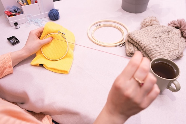 Atelier broderie mâini lucrând